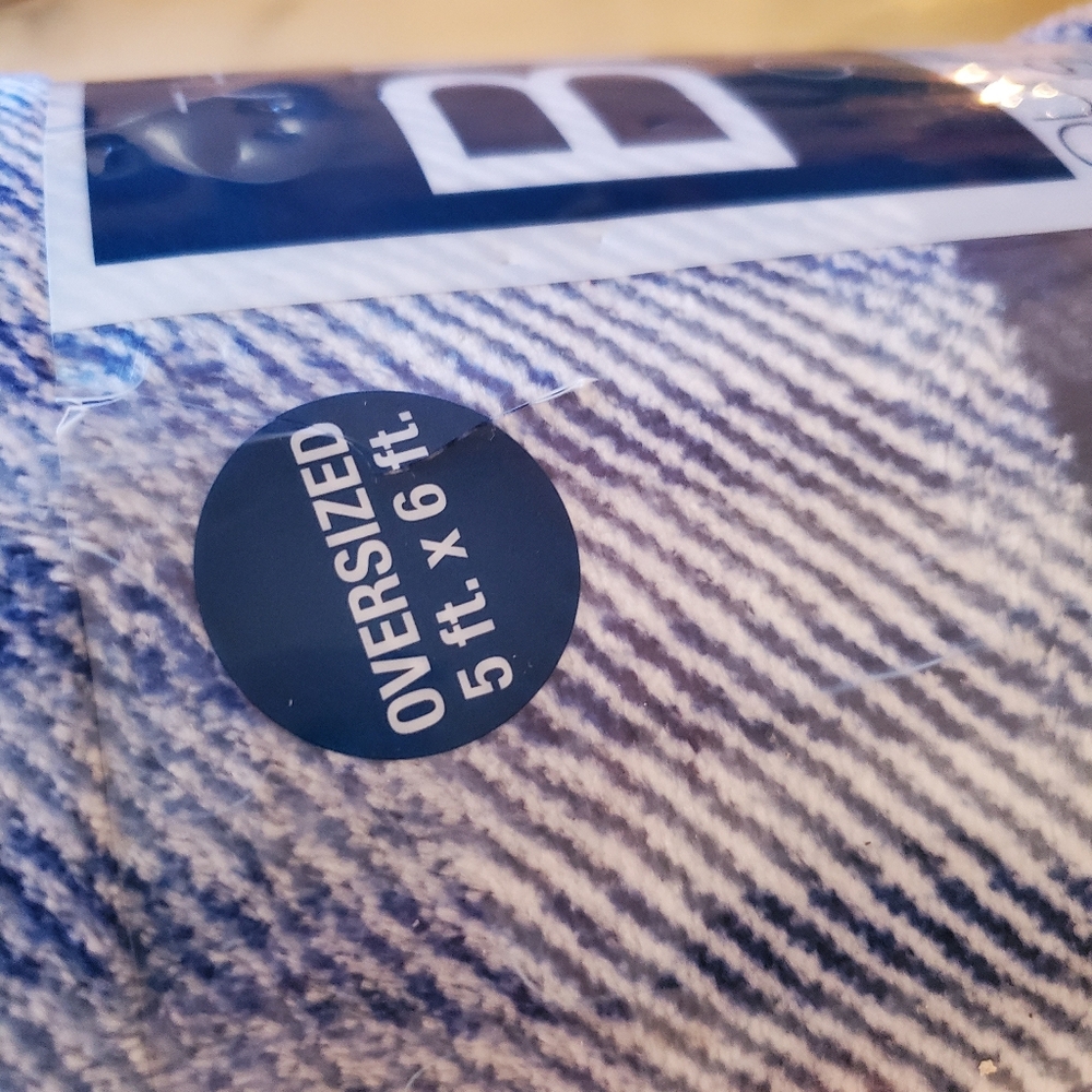 THE BUG ONE BLUE THROW ,NEW FROM Kohls - Picture 6 of 7